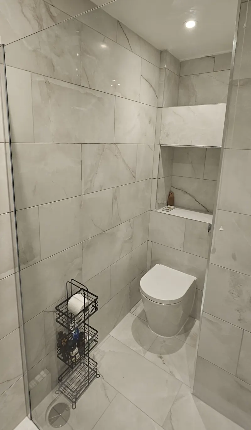 Back-to-wall toilet with a concealed cistern and a tiled storage niche